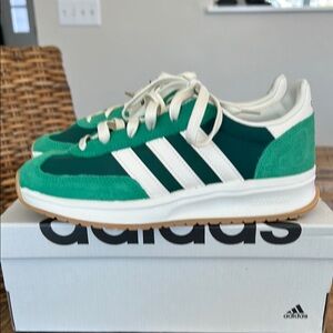 Adidas Women's Run 70s 2.0 Retro Sneaker - Retro tennis shoe in green suede NWT